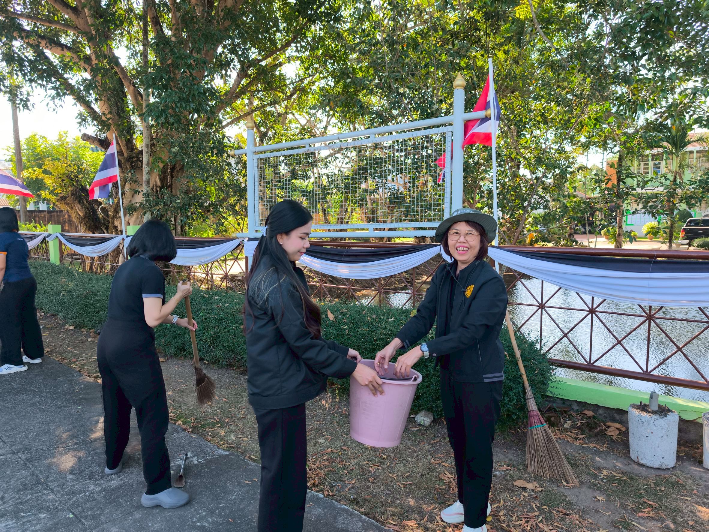 title - ส.ป.ก. จันทบุรี จัดกิจกรรมจิตอาสาบำเพ็ญสาธารณประโยชน์และบำเพ็ญสาธารณกุศล เนื่องในวันคล้ายวันพระบรมราชสมภพ พระบาทสมเด็จพระบรมชนกาธิเบศร มหาภูมิพลอดุลยเดชมหาราช บรมนาถบพิตร และวันพ่อแห่งชาติ 5 ธันวาคม 2568 และกิจกรรมรวมพลังแห่งความภักดี